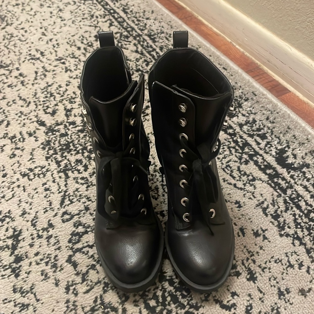 Heeled lace up boots